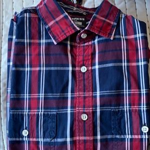 Fitted small red and blue short sleeve shirt